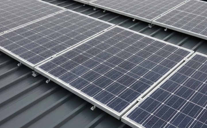 折板屋根に超薄型太陽光を設置した事例