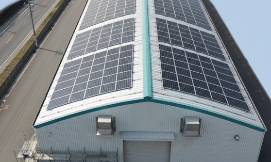 超薄型太陽光をかまぼこ屋根（R屋根）に設置した事例