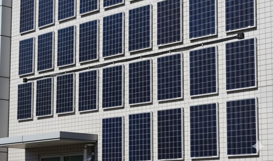 超薄型太陽光を壁面に設置する例