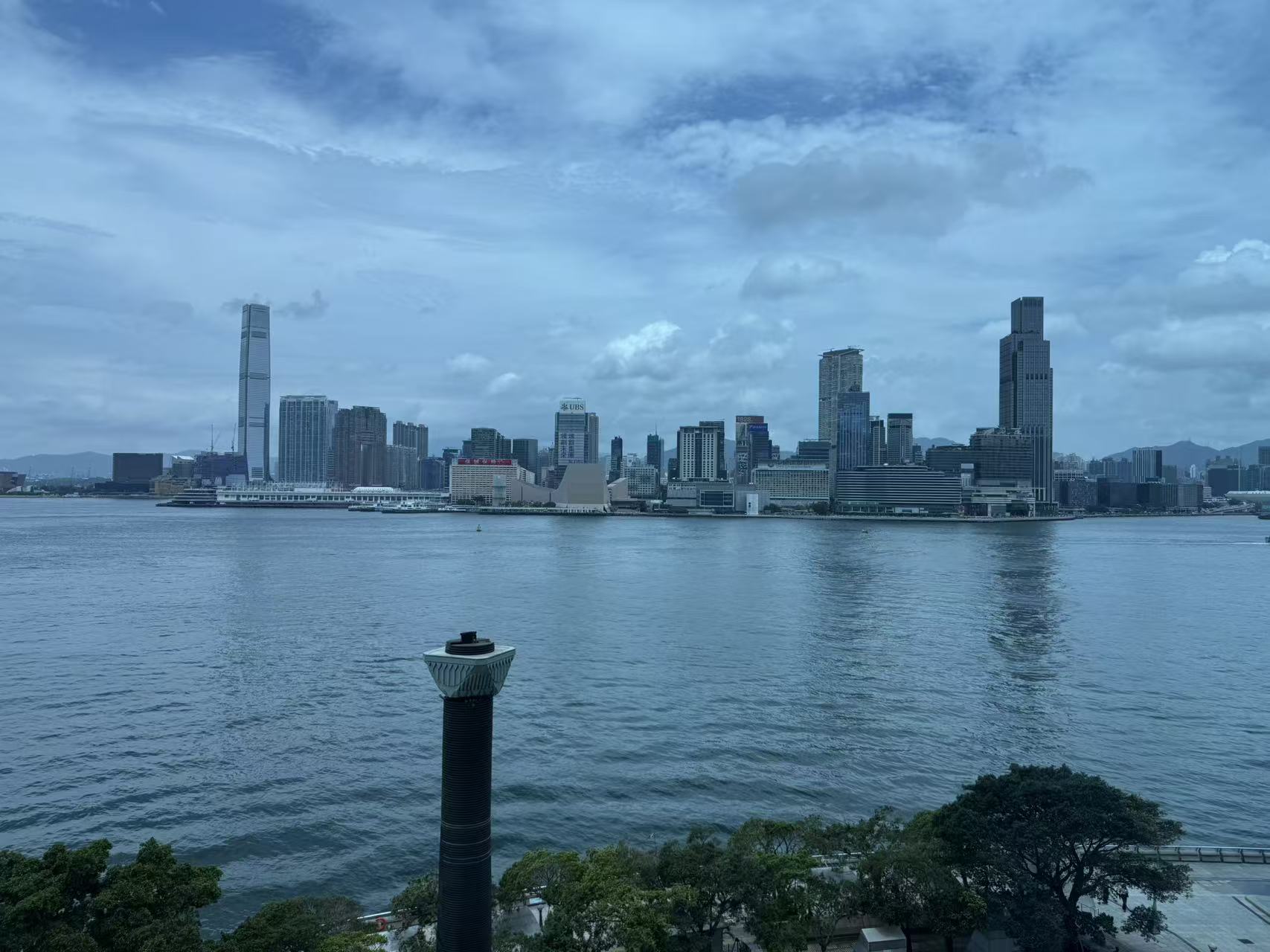香港・ヴィクトリア湾の摩天楼