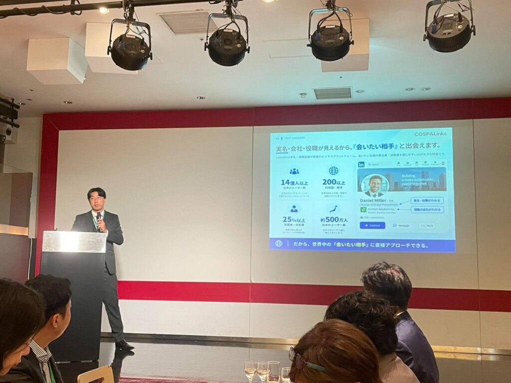 LinkedInの活用を紹介するスライドの前で話す中島嘉一氏
