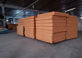 中国の工場倉庫に積まれた梱包済みの製品